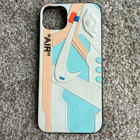 iPhone 14 Plus phone case I paid $40 for it asking for 25$ - Picture 3 of 3